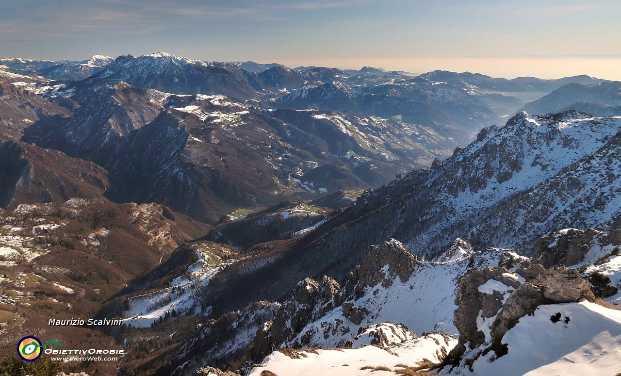 40 Panorama verso la Bassa Valle Brembana....JPG